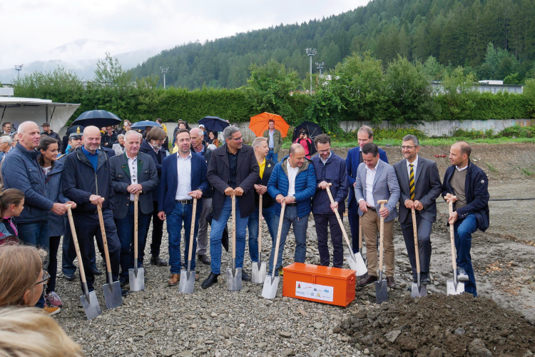 Spatenstich für neues Eisstadion