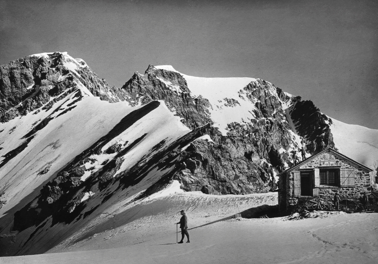 Hochjoch­hütte mit Ortlergipfel