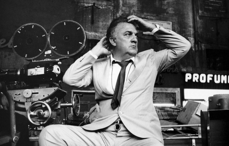 Federico Fellini sul set. 