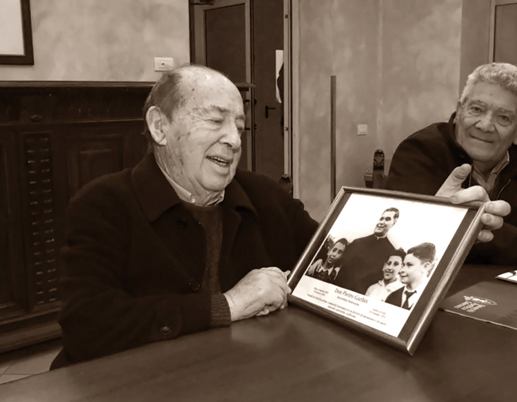 Bruno Laufer mit einer Aufnahme Don Pietro Garbins bei einer Gedenkveranstaltung in Forlì.