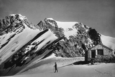 Hochjoch­hütte mit Ortlergipfel